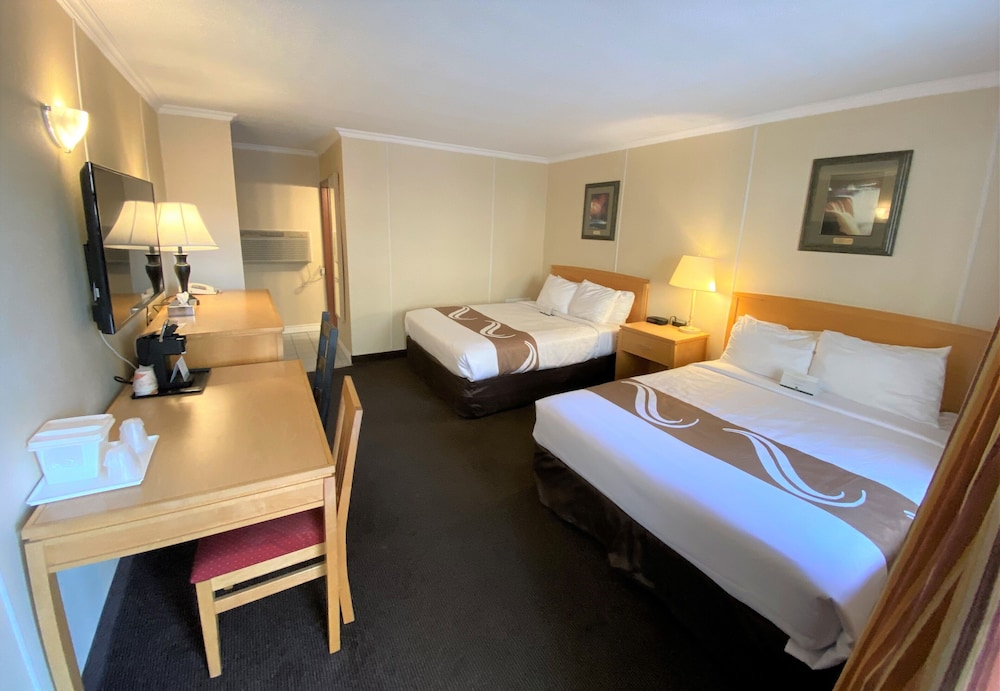 EXTERIOR, 2 QUEEN BEDS