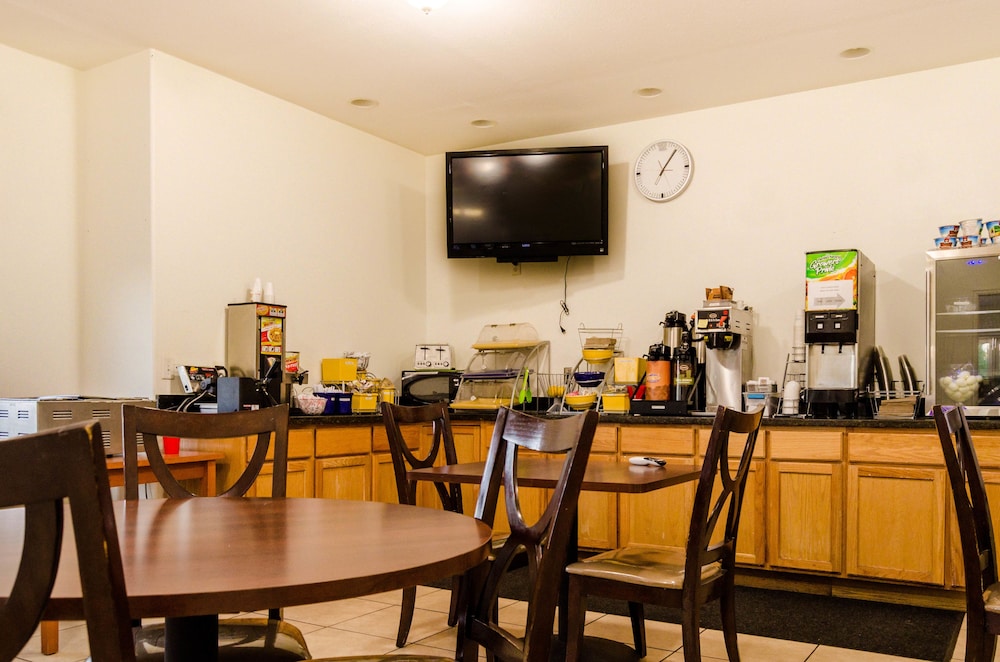 Econo Lodge 14/23