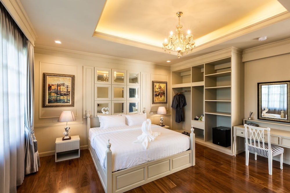 LUXURY, KING BED