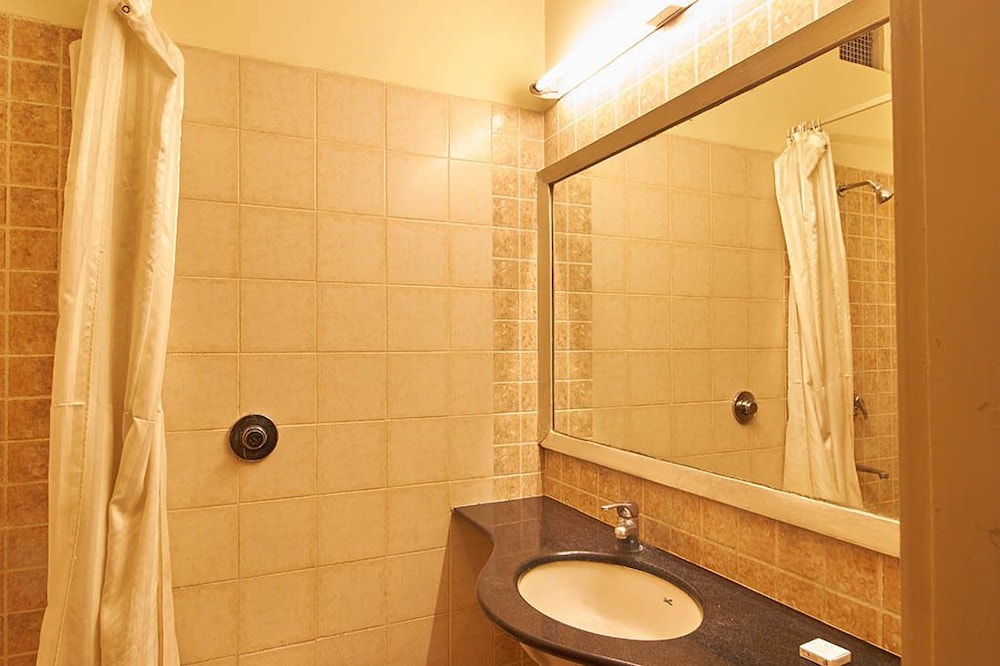 HOTEL ROOPA 12/63