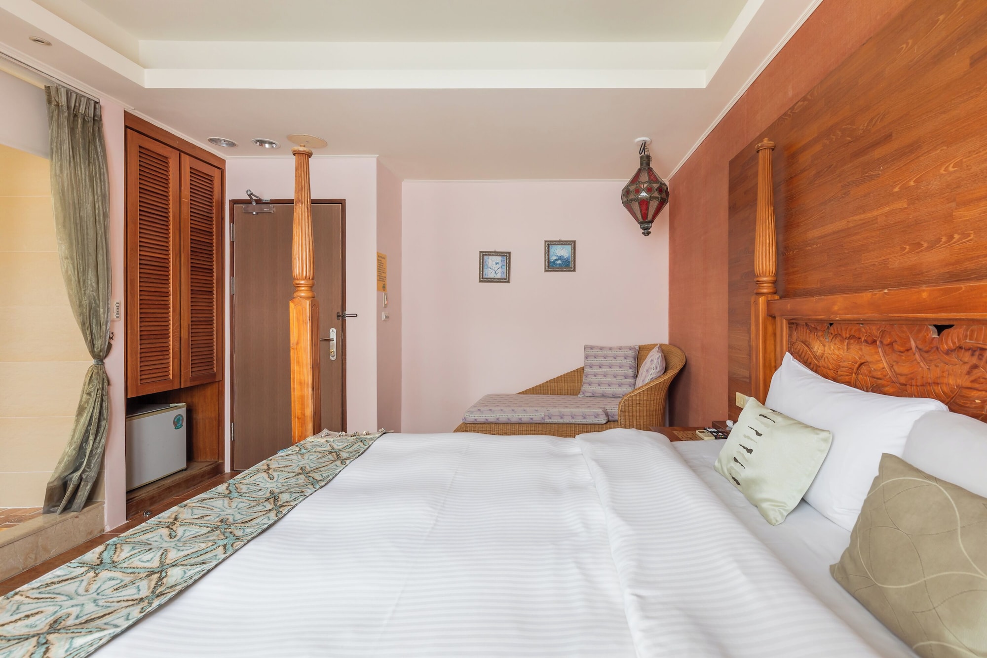 DELUXE, DOUBLE BED, BATHTUB