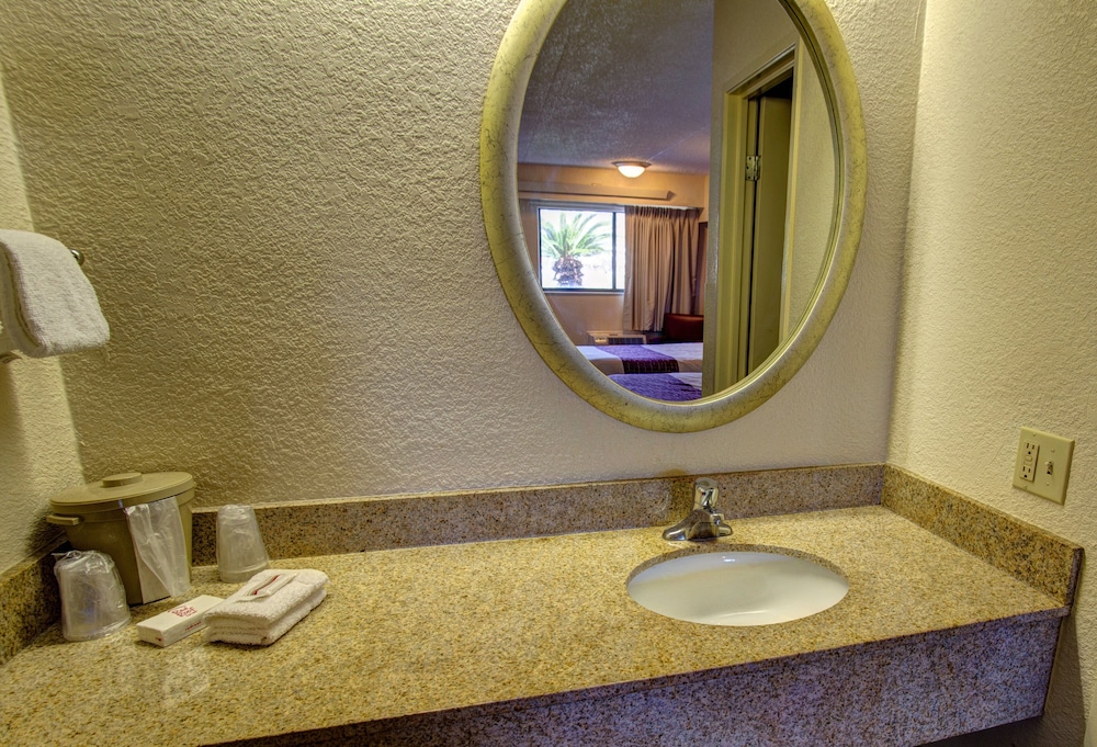 Red Roof Inn Pensacola - West Florida Hospital 25/28