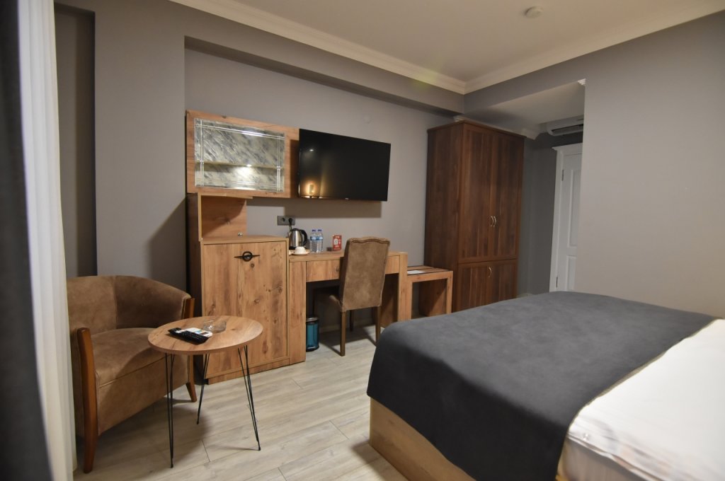 Sandal Hotel 16/45