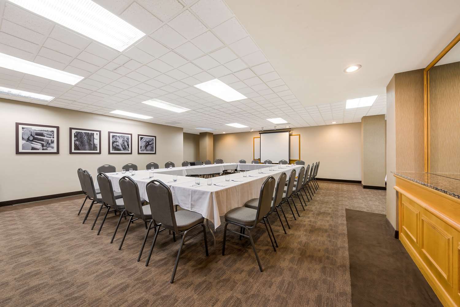 Best Western Voyageur Place Hotel 7/8