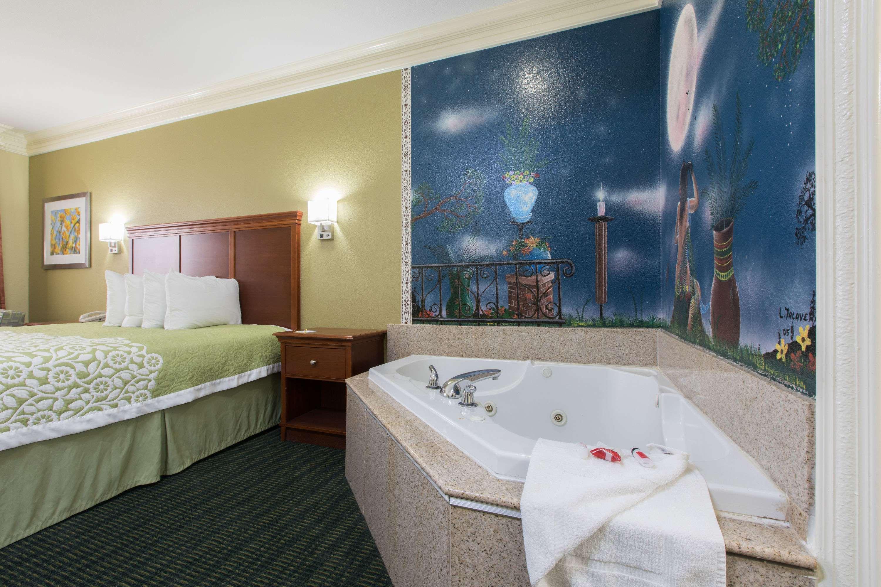Days Inn & Suites by Wyndham Big Spring 26/28