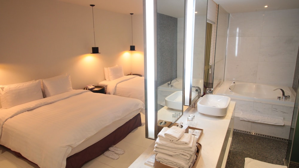غرفة ديلوكس بسريرين منفصلين وسرير كينج وسرير فردي بحوض استحمام، Hotel Grammos 5/5