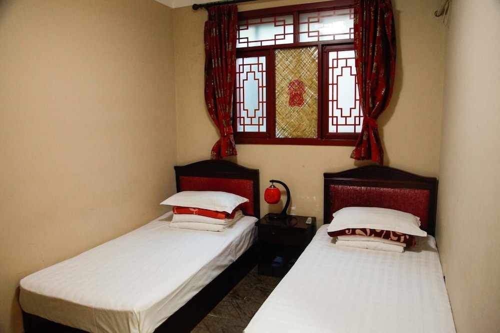 Leo Hostel 8/33