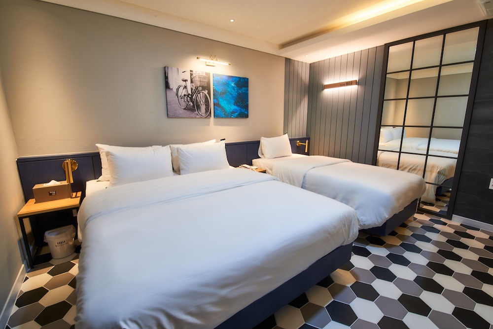 West In Hotel 5/50