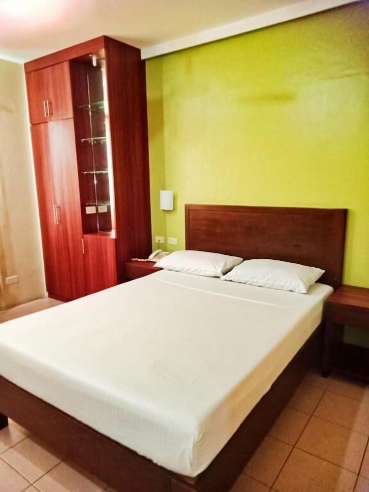 Joyce Apartelle Kalentong 16/49