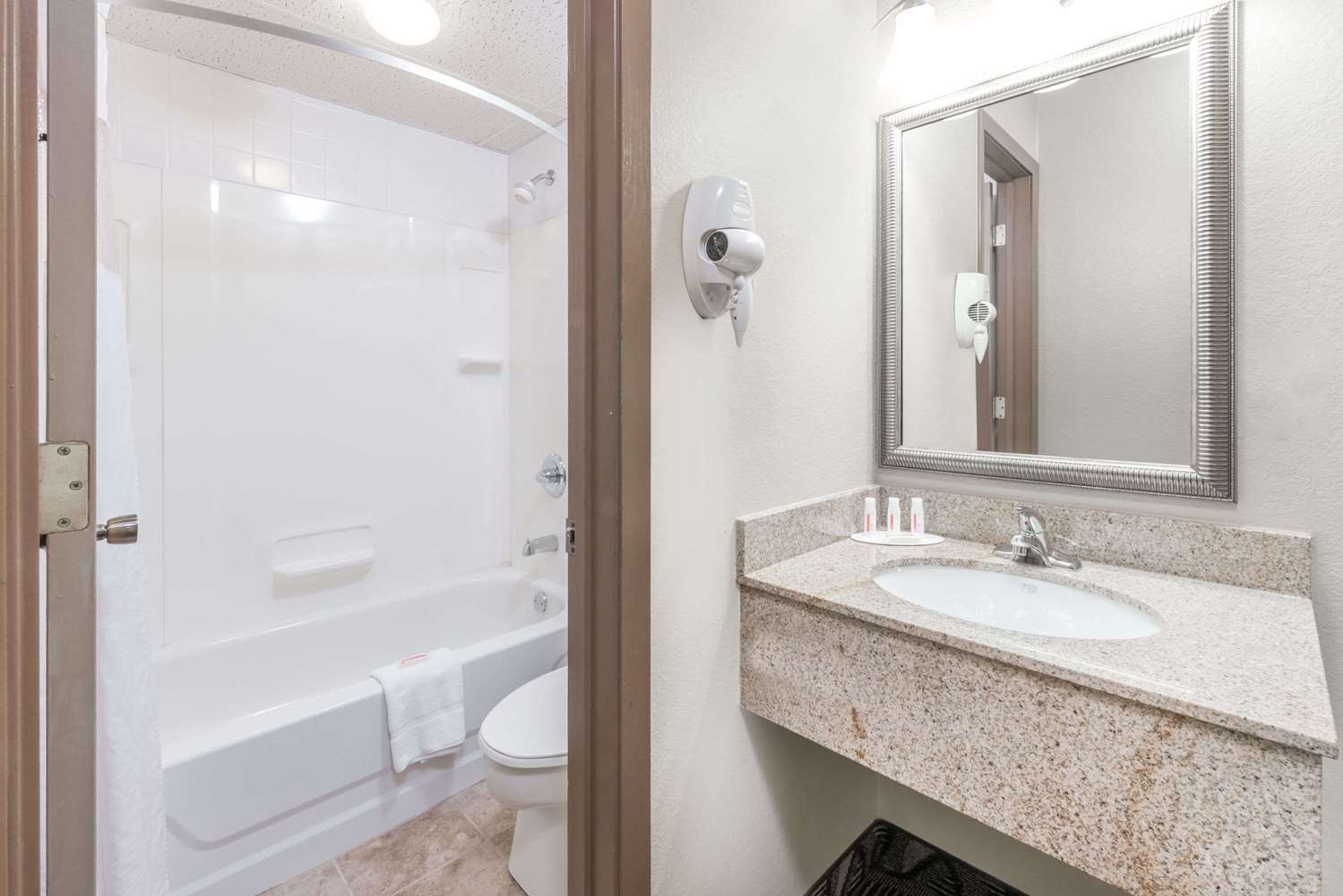 Days Inn by Wyndham Bismarck 30/32