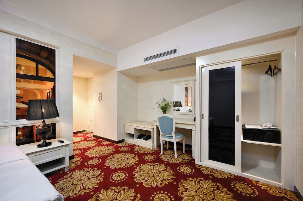 California Saigon Hotel & Rooftop Pool 40/50