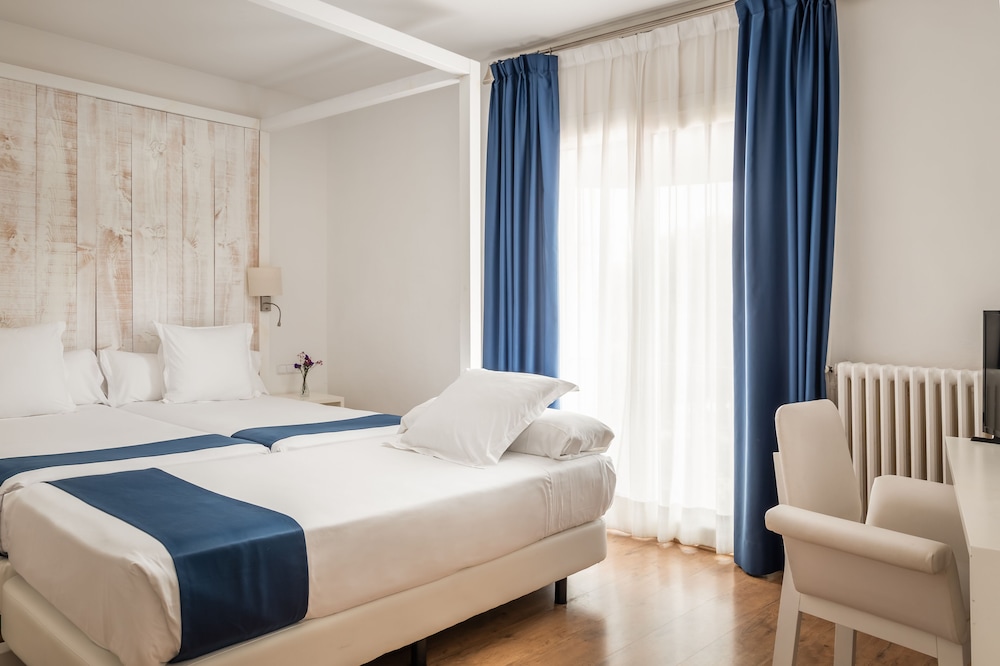 ROOM, TRIPLE