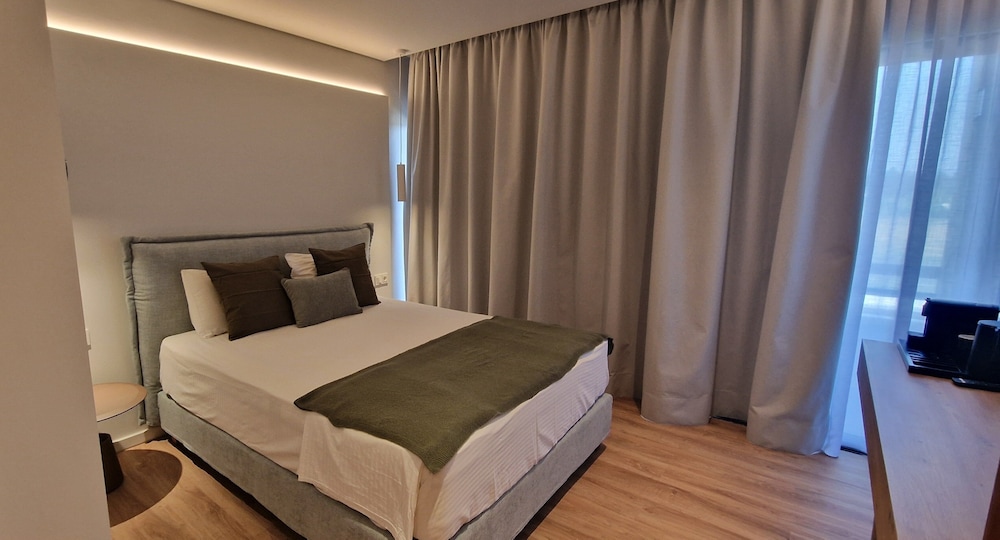 DELUXE, DOUBLE BED