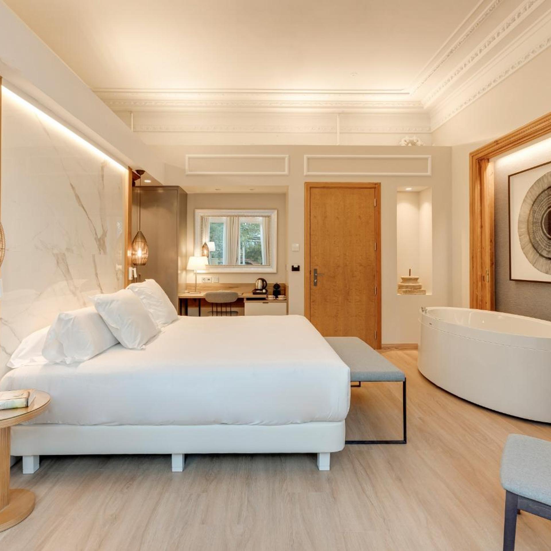 Suite, King Bed, Sauna, Hot Tub