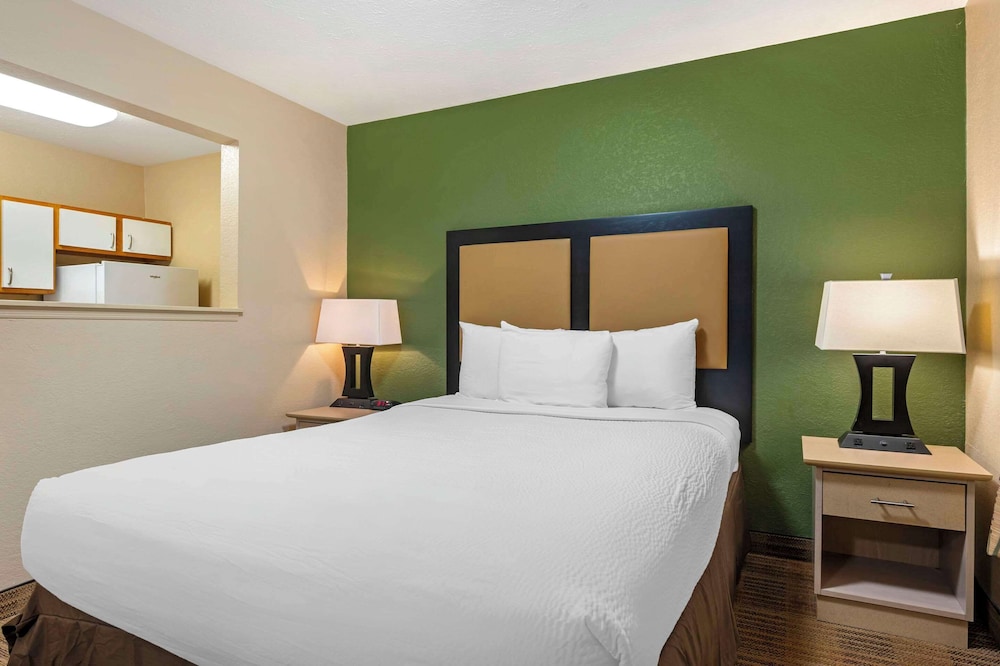 EFFICIENCY, QUEEN BED, ACCESSIBLE