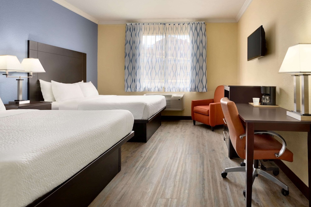Days Inn and Suites by Wyndham Euless DFW Airport South 51/57