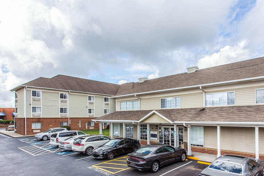 Suburban Studios near University of North Carolina-Charlotte 29/33