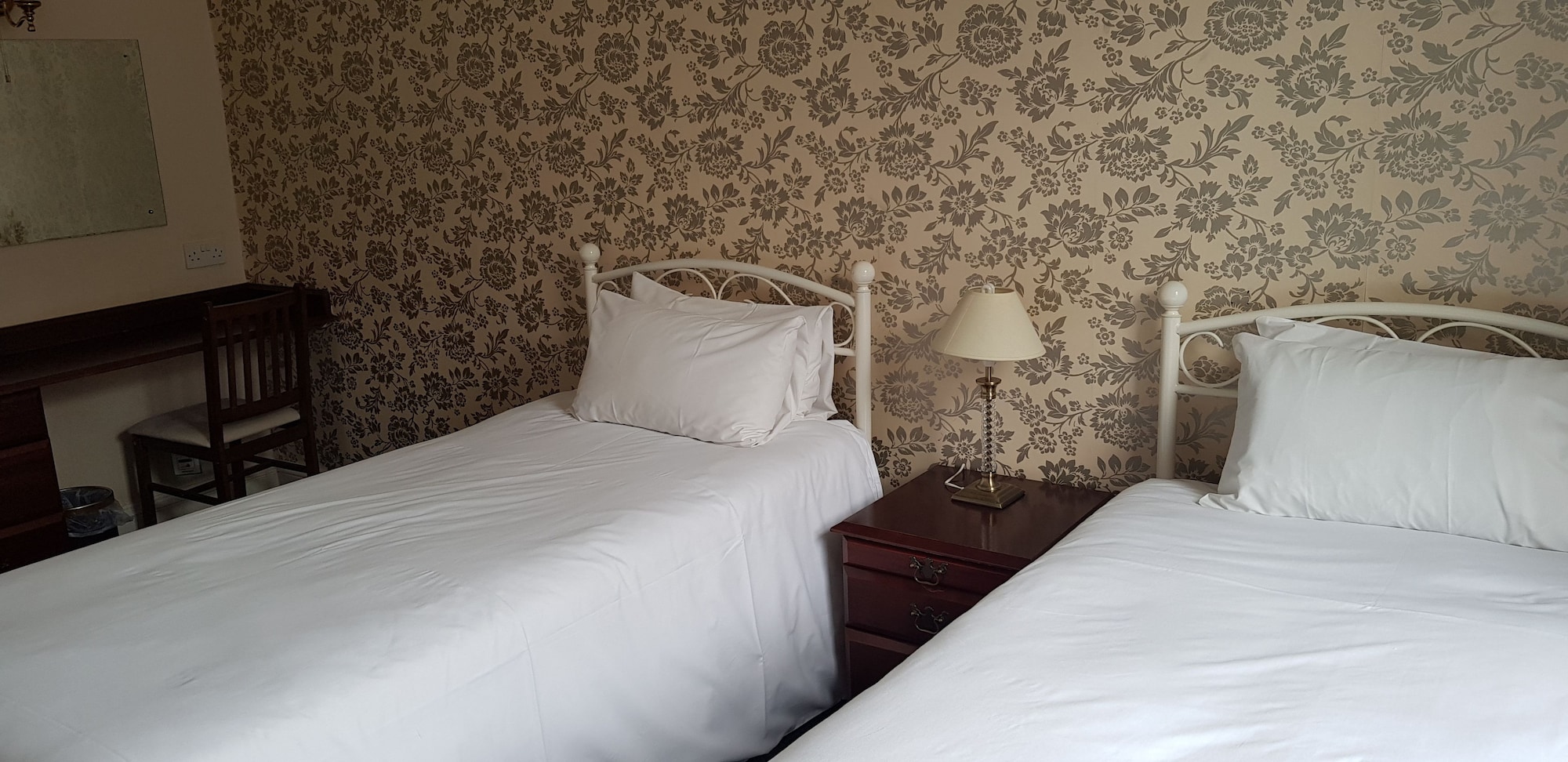 ROOM, TWIN BEDS