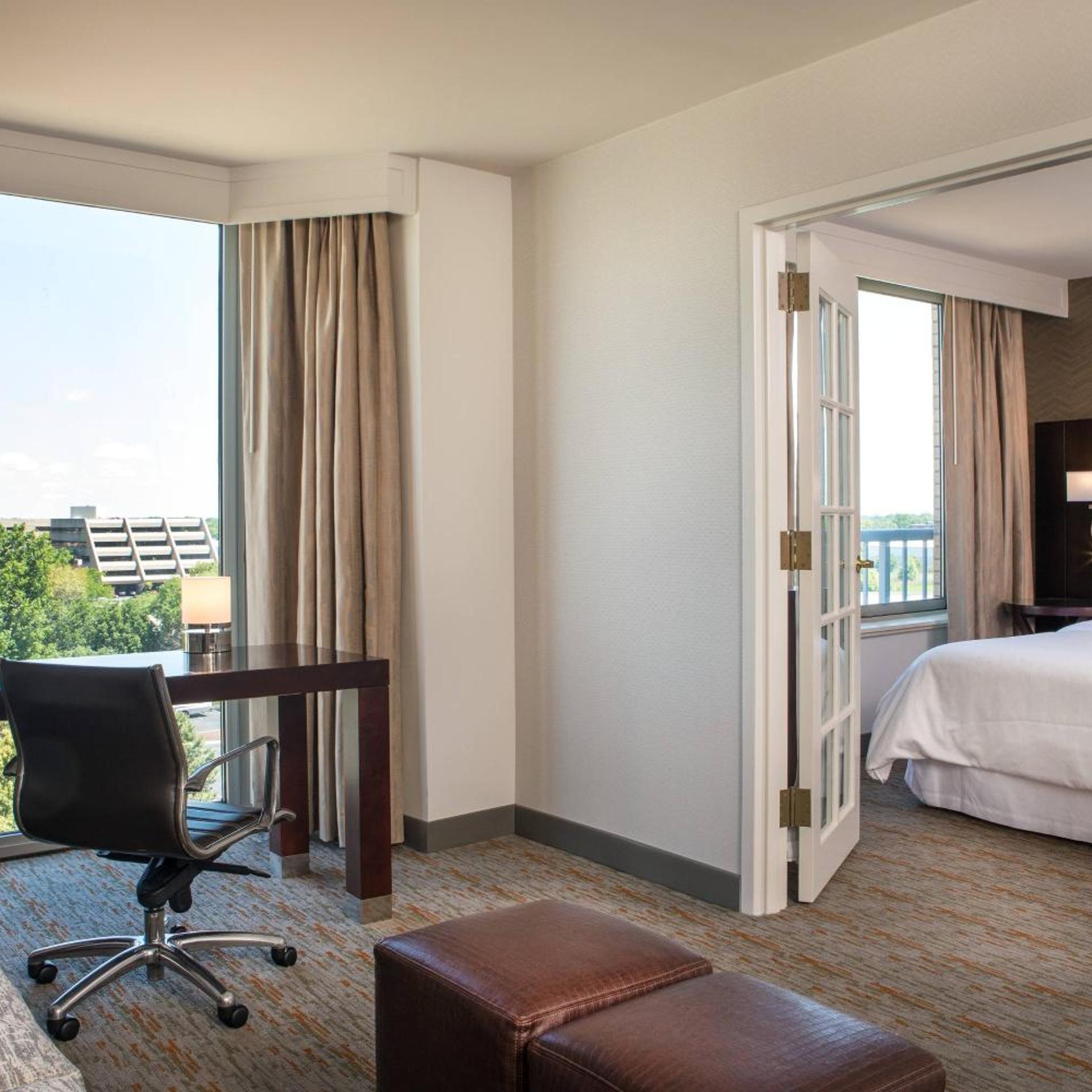 Suite, King Bed, Club Floor