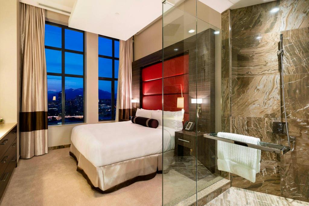 1 Bedroom, Penthouse Suite, King Bed, High Floor, Corner