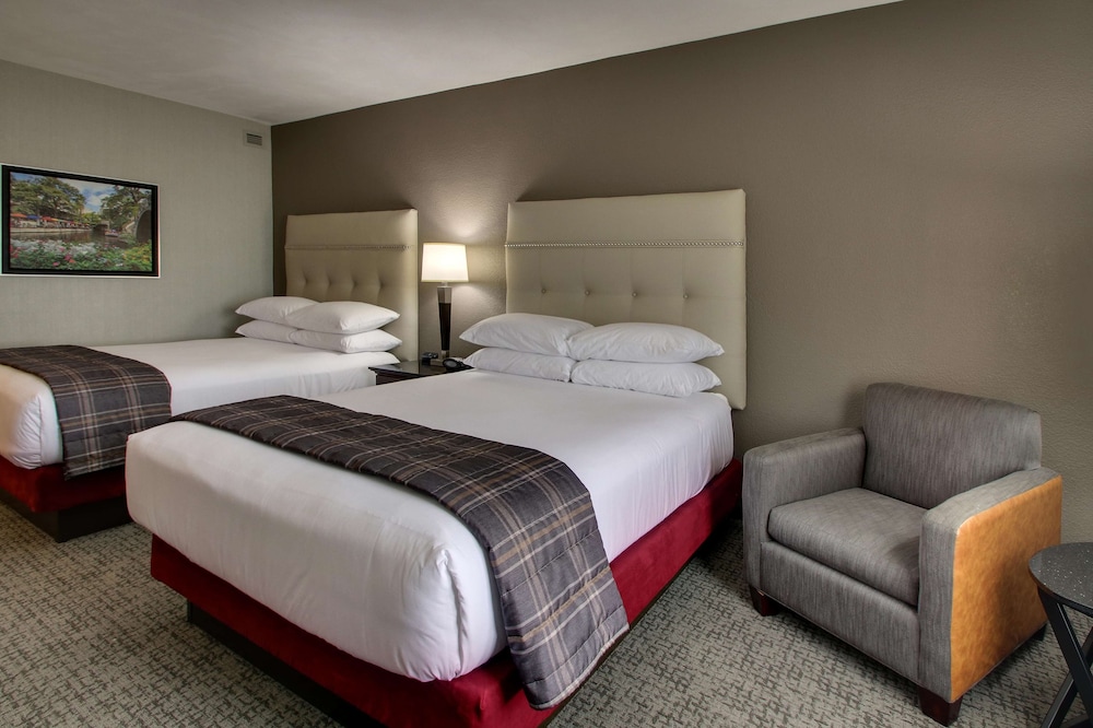 DELUXE, 2 QUEEN BEDS, ACCESSIBLE