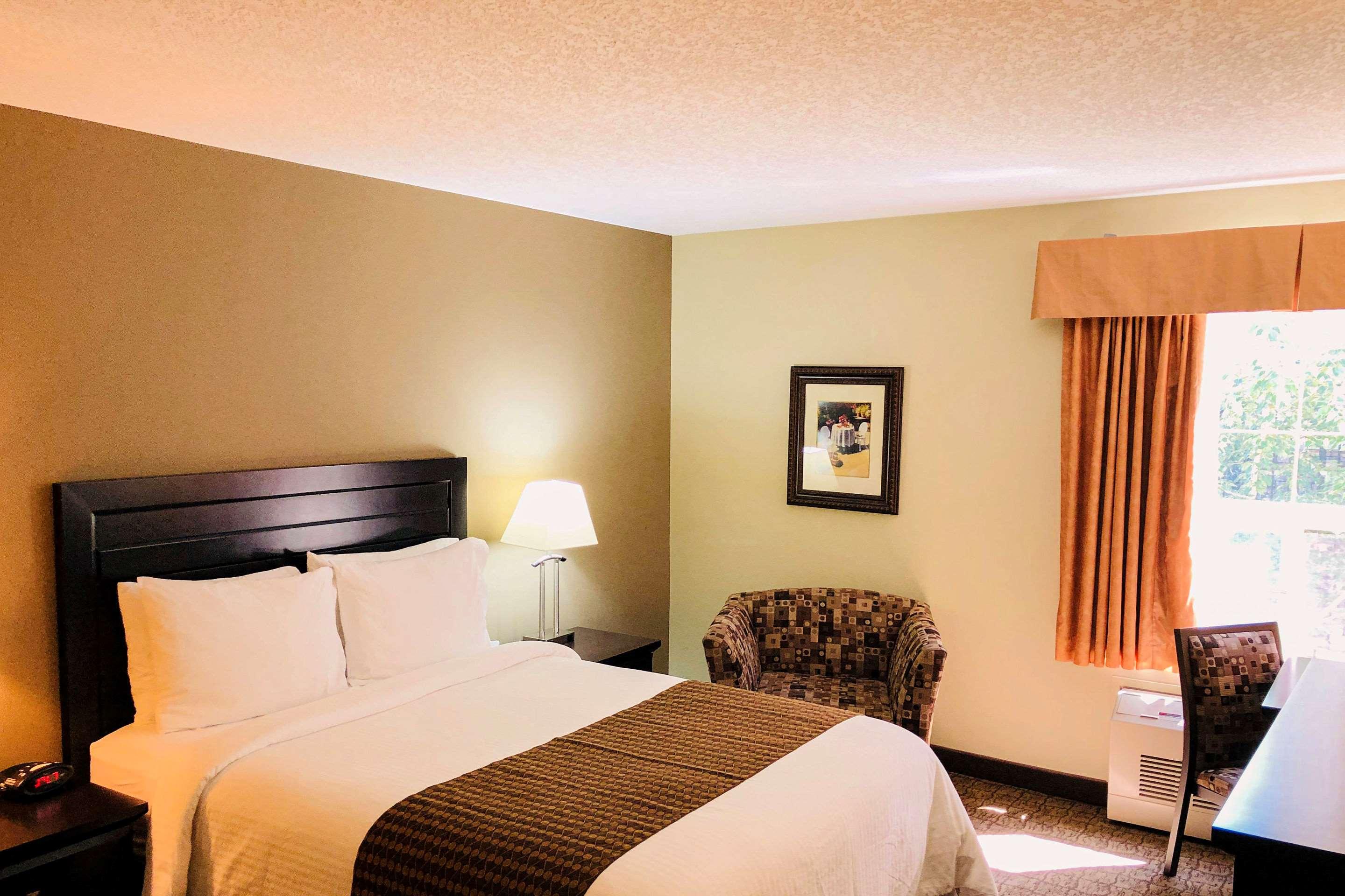 Econo Lodge Okotoks 8/17