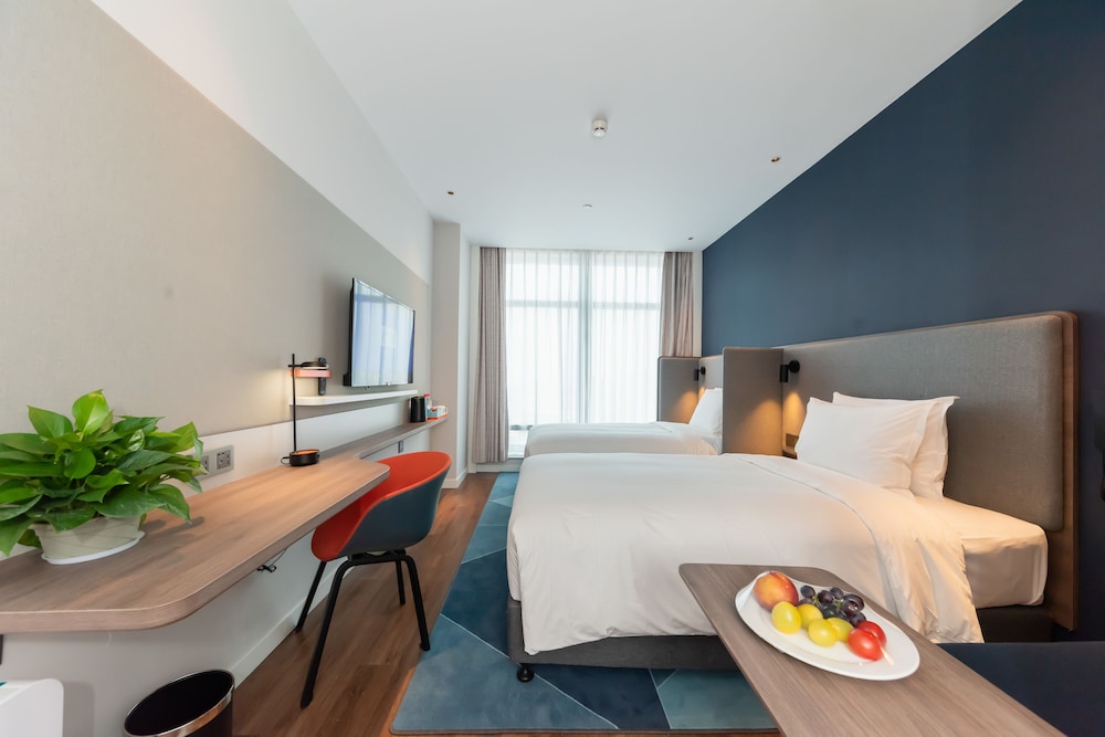 Holiday Inn Express Shanghai Tangzhen 54/63
