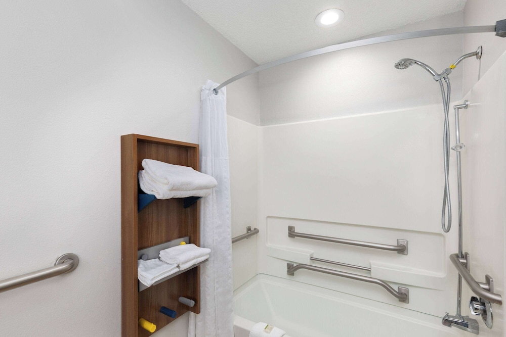 Microtel Inn & Suites by Wyndham Bowling Green 29/30