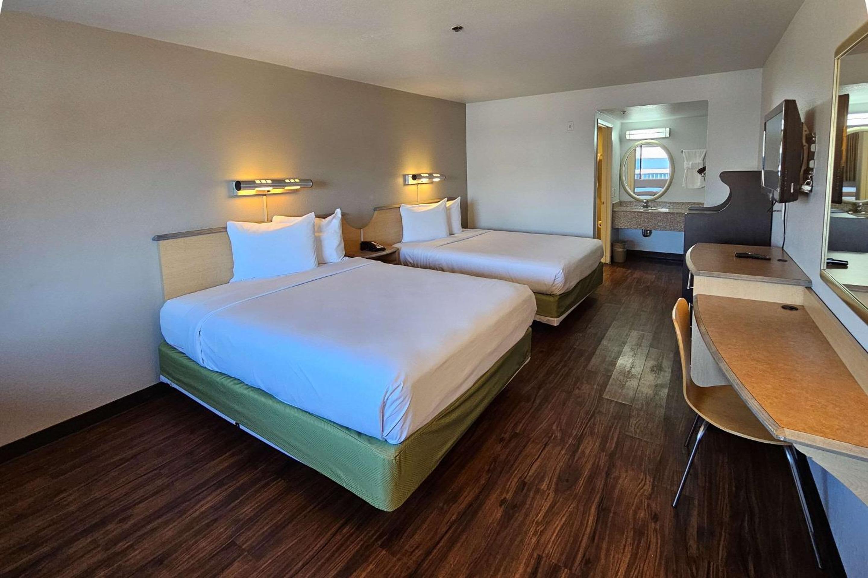 Room, Quadruple, 2 Queen Beds, Accessible
