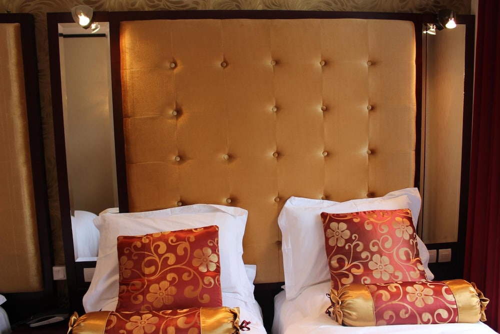 BUTTES CHAUMONT HOTEL 19/30