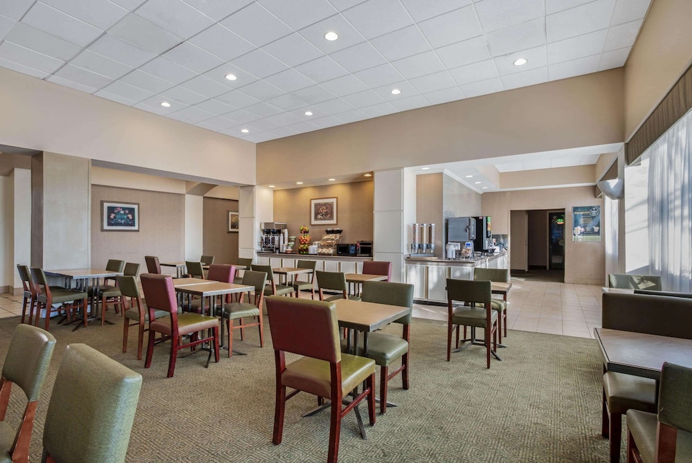 La Quinta Inn & Suites by Wyndham New Haven 40/49