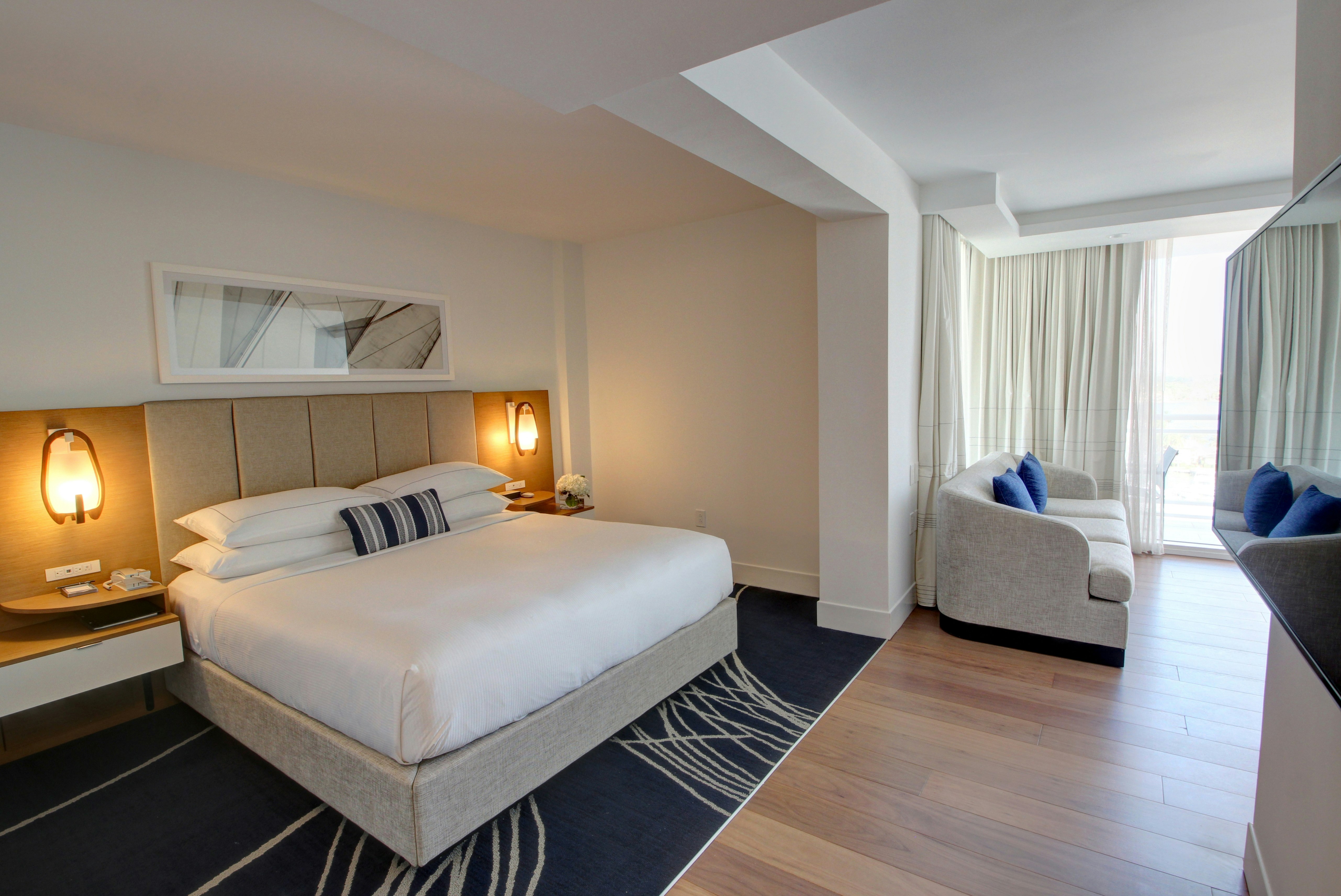 JUNIOR SUITE, KING BED, ACCESSIBLE
