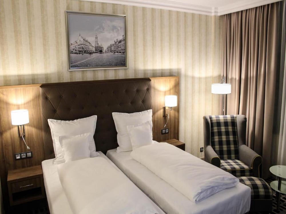 ROOM, TWIN BEDS