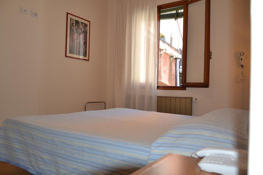ROOM, DOUBLE OR TWIN BED