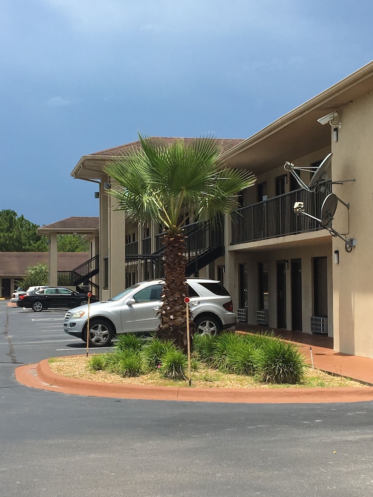 Days Inn By Wyndham Lake City I-10 2/35
