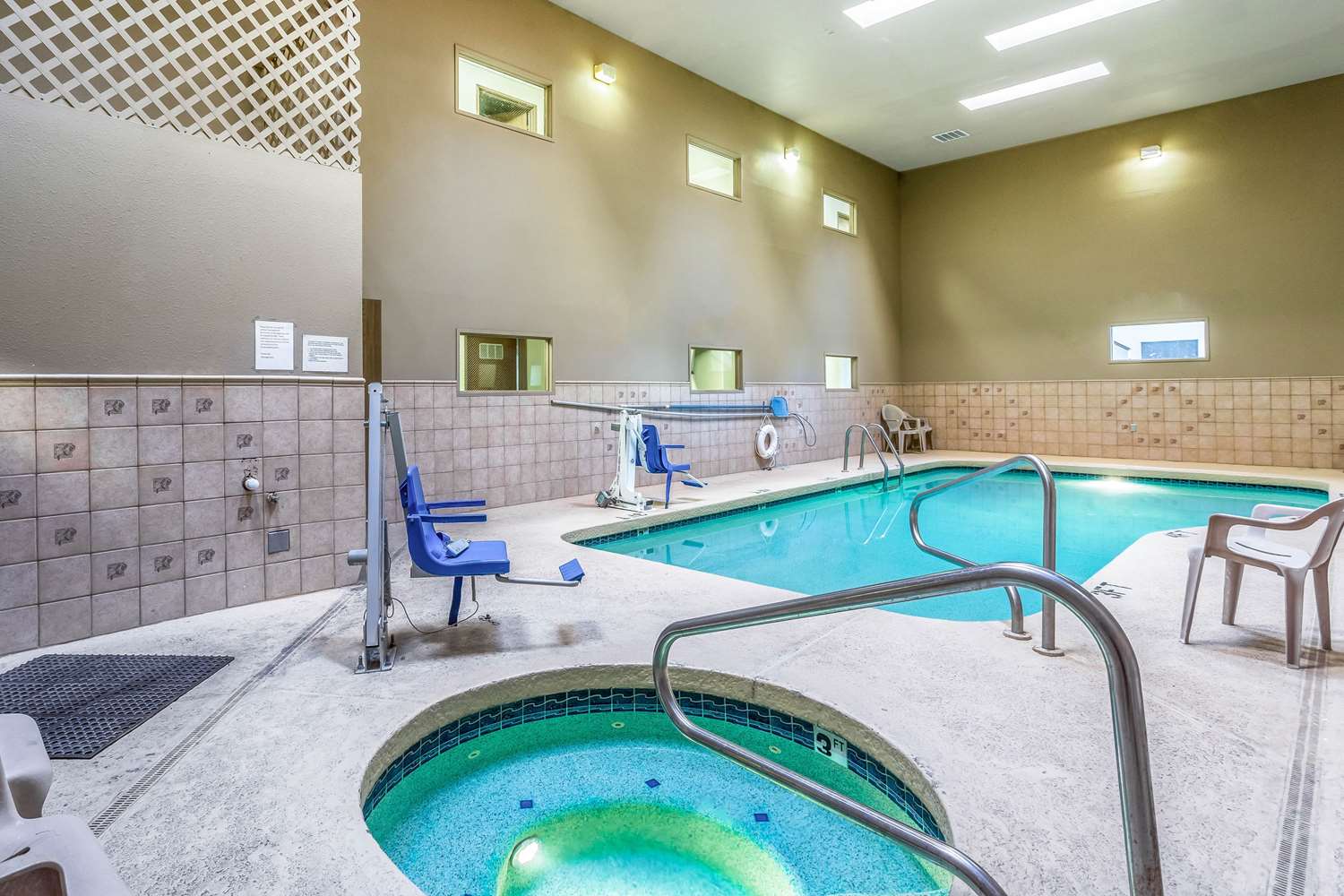 Rodeway Inn & Suites Lake Havasu City 13/26