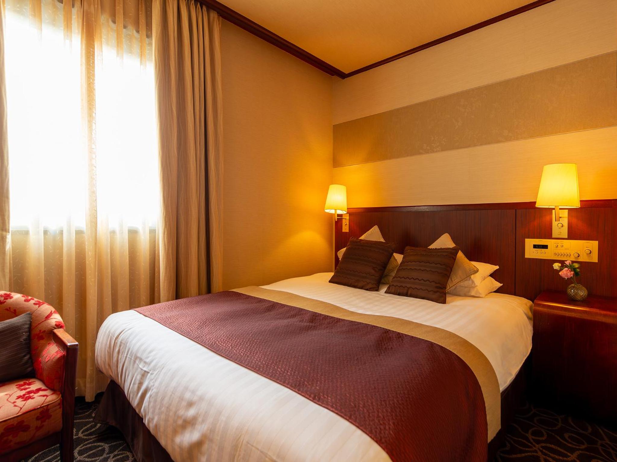 ROOM, DOUBLE BED