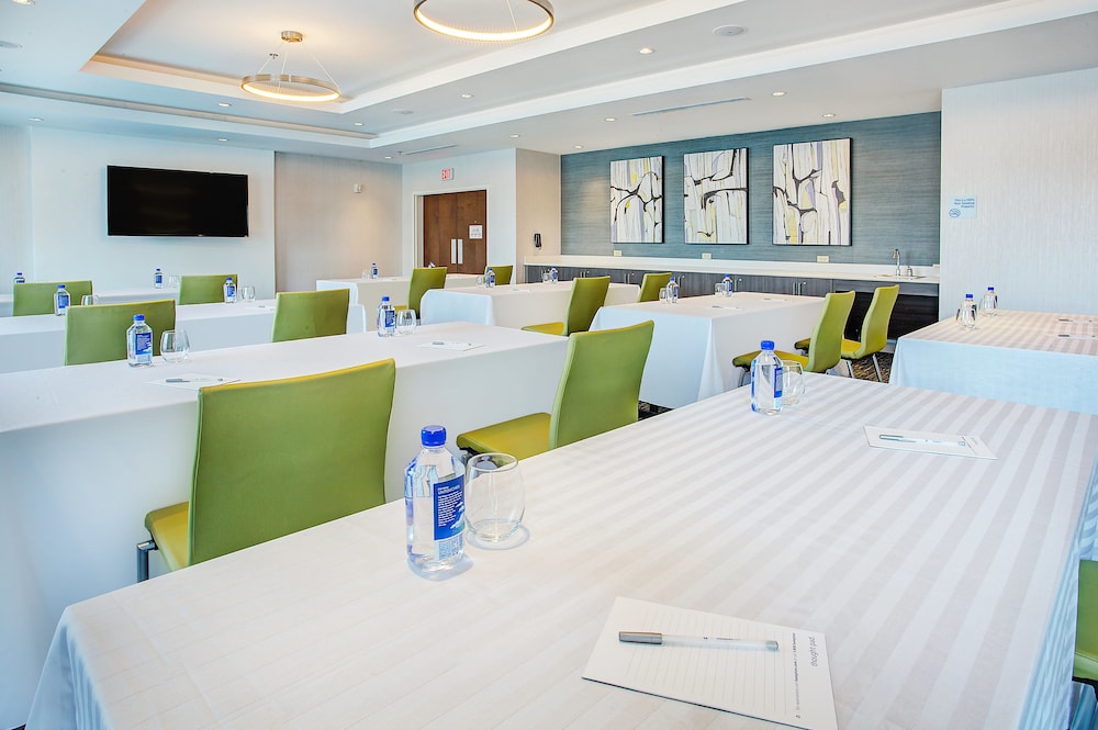 Holiday Inn Express Suites Covington 55/63