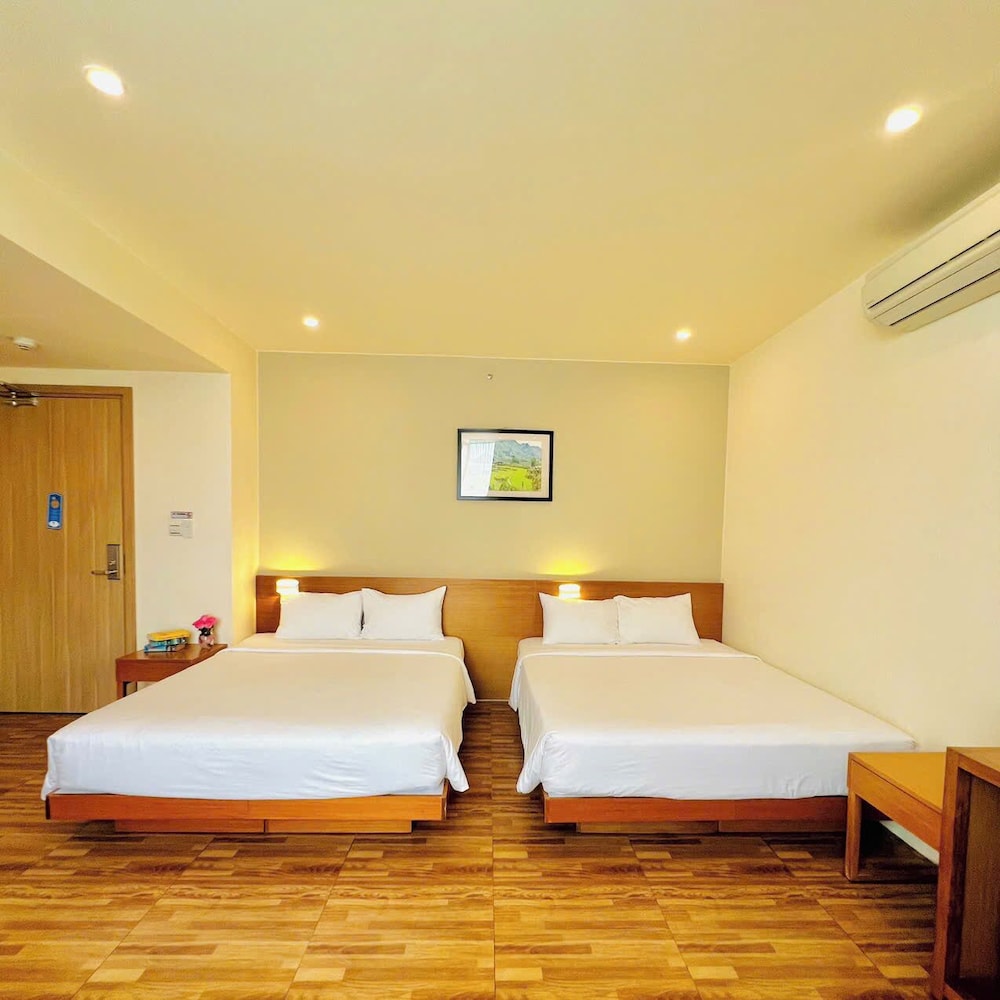 ROOM, QUADRUPLE, BATHTUB