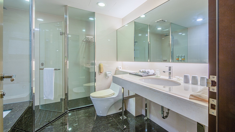 CHECK inn SELECT Taichung Dadun 46/48