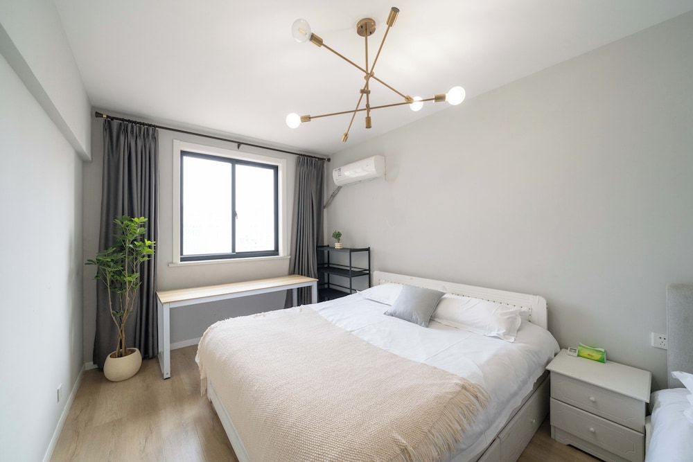 3 Bedrooms, Comfort, Apartment, 1 Double and 3 Queen Beds, Bathtub، Book and Bed-People's Square 10/10