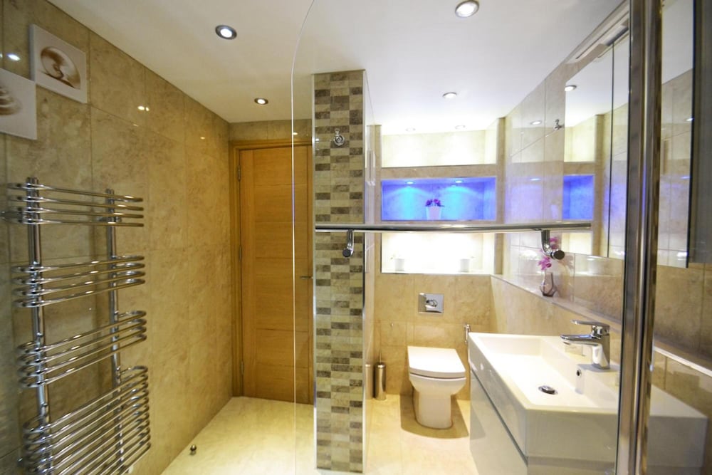 Hyde Park Suites 26/29