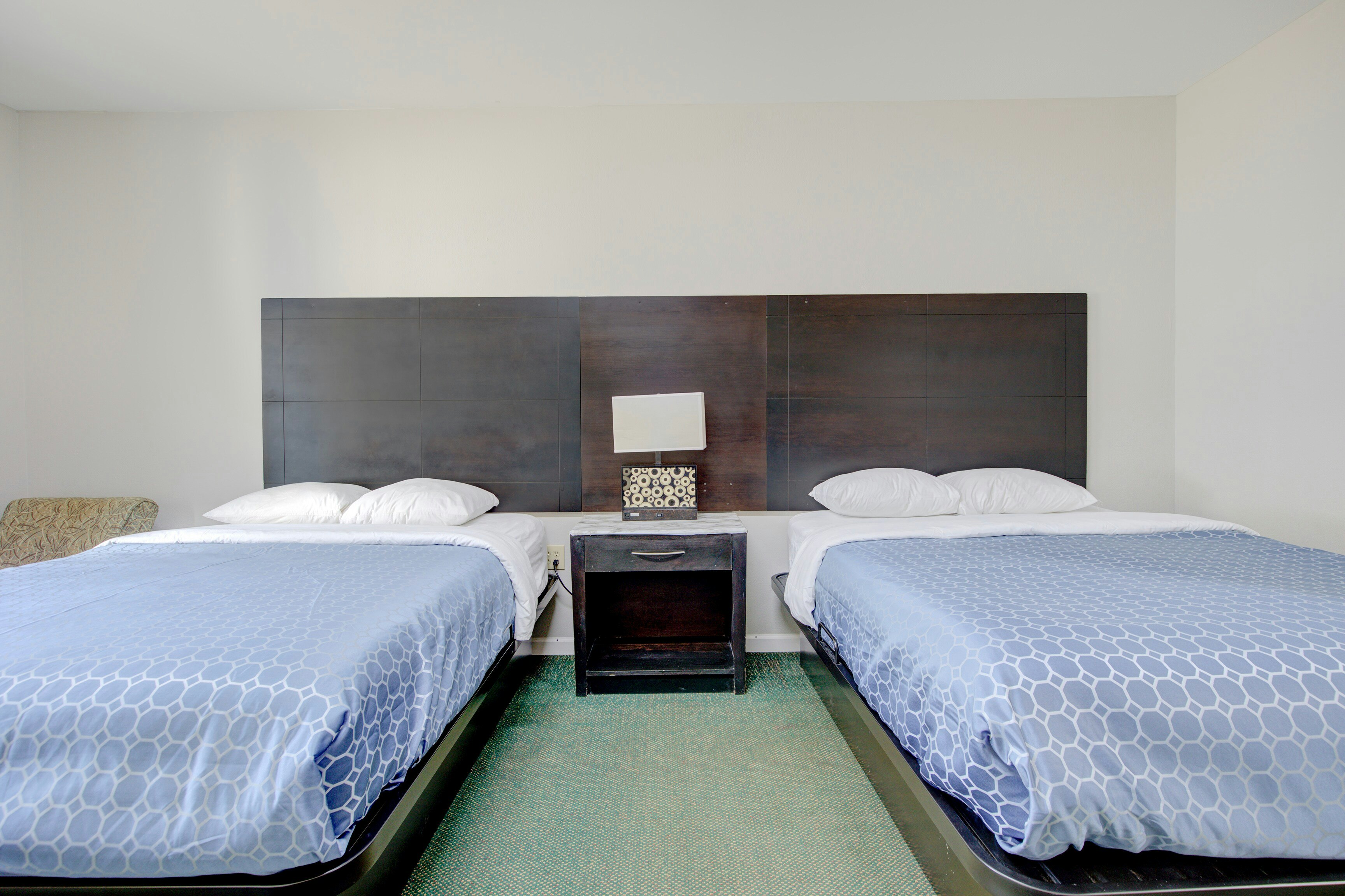 Plantation Inn & Suites Near Locust Grove I 75 20/34
