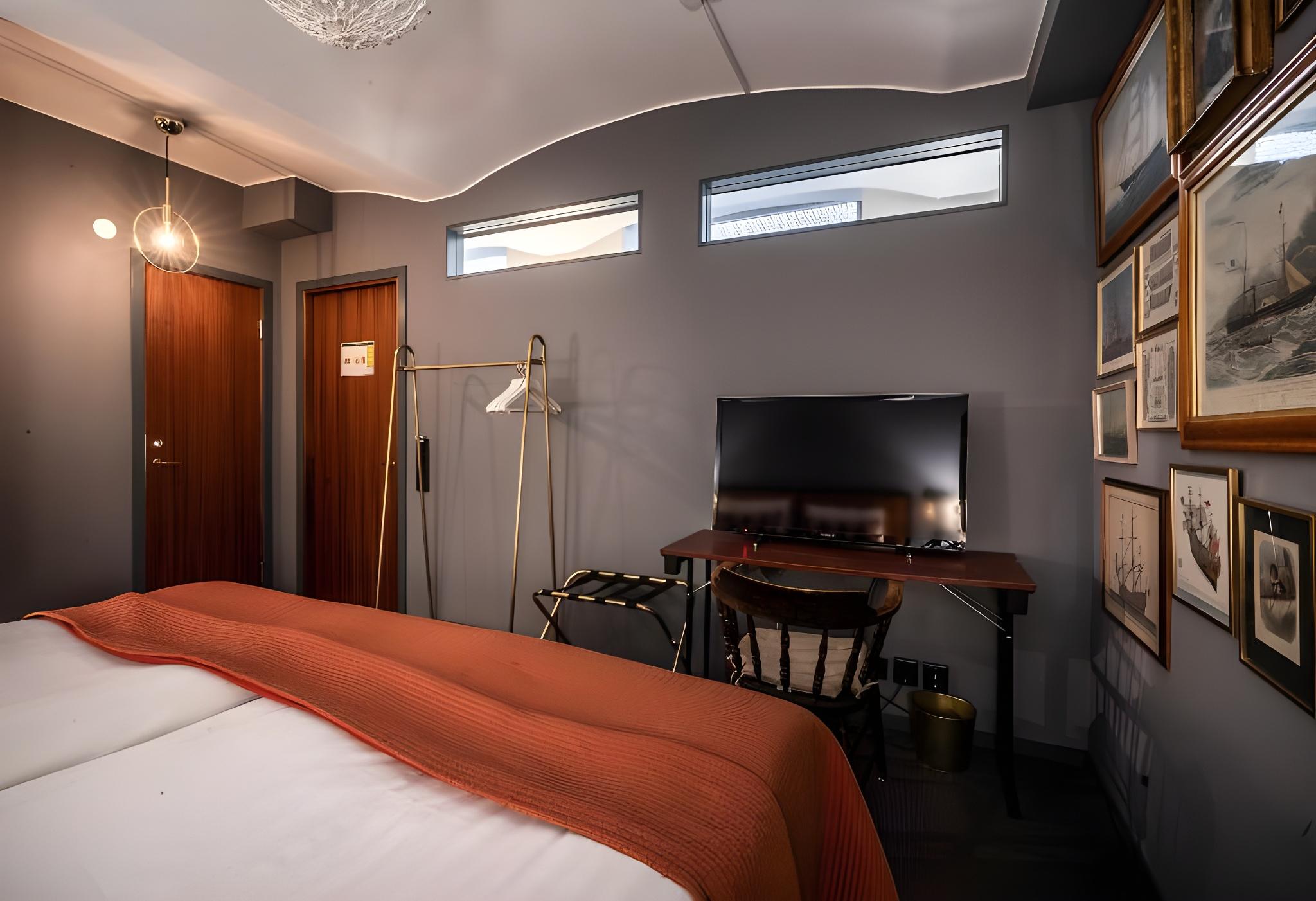 Family, Bunk Bed, No Window