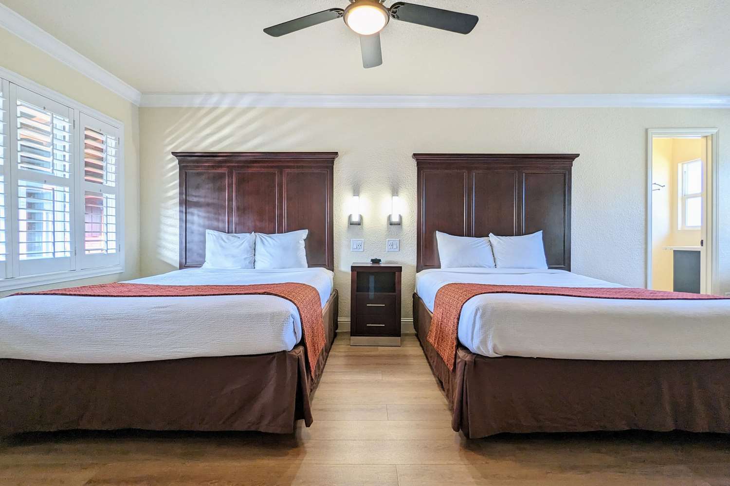 غرفة بسريرين كوين، Clarion Collection Hotel Pacific Grove - Monterey 2/4
