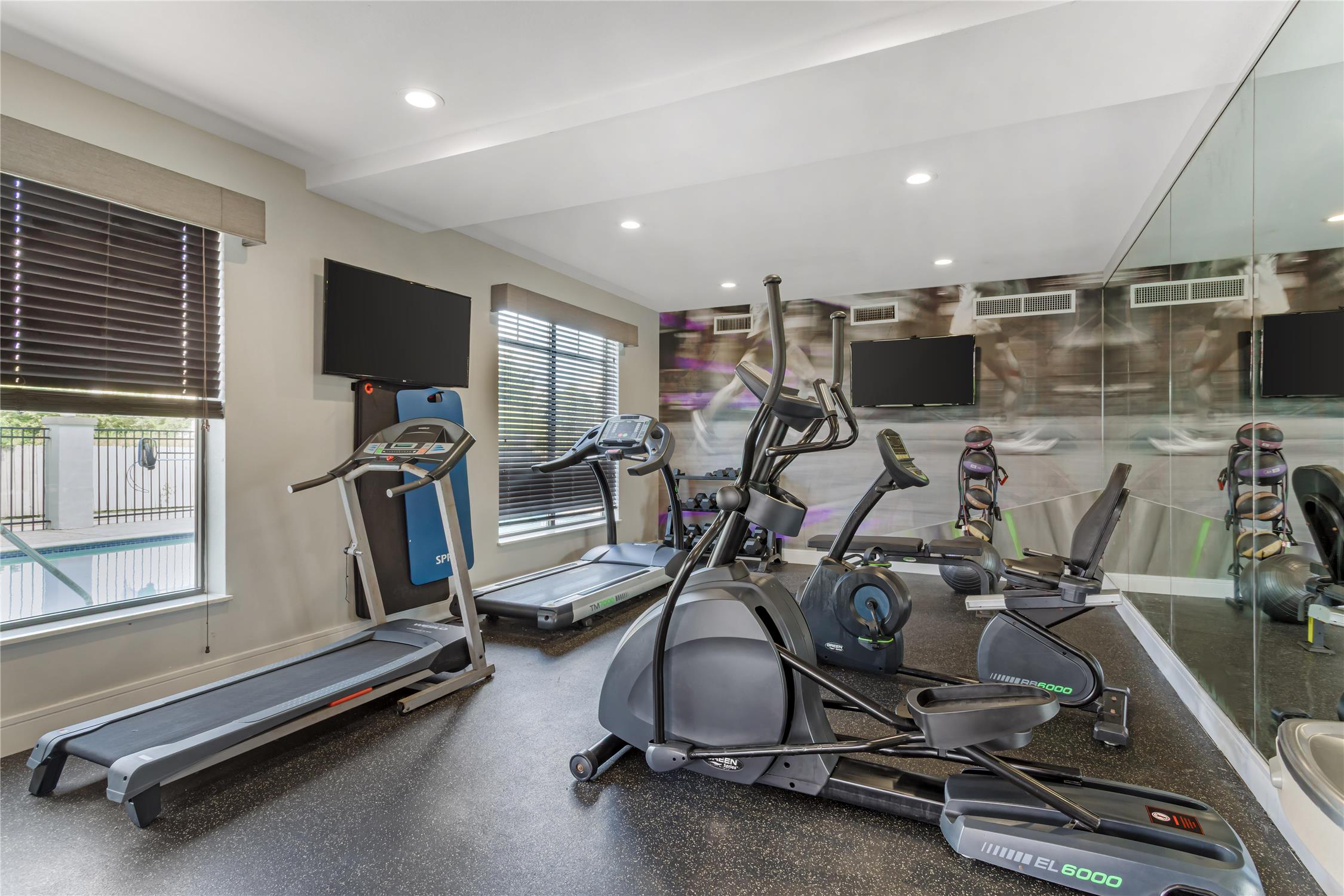 Best Western Plus Bay City Inn & Suites 22/44