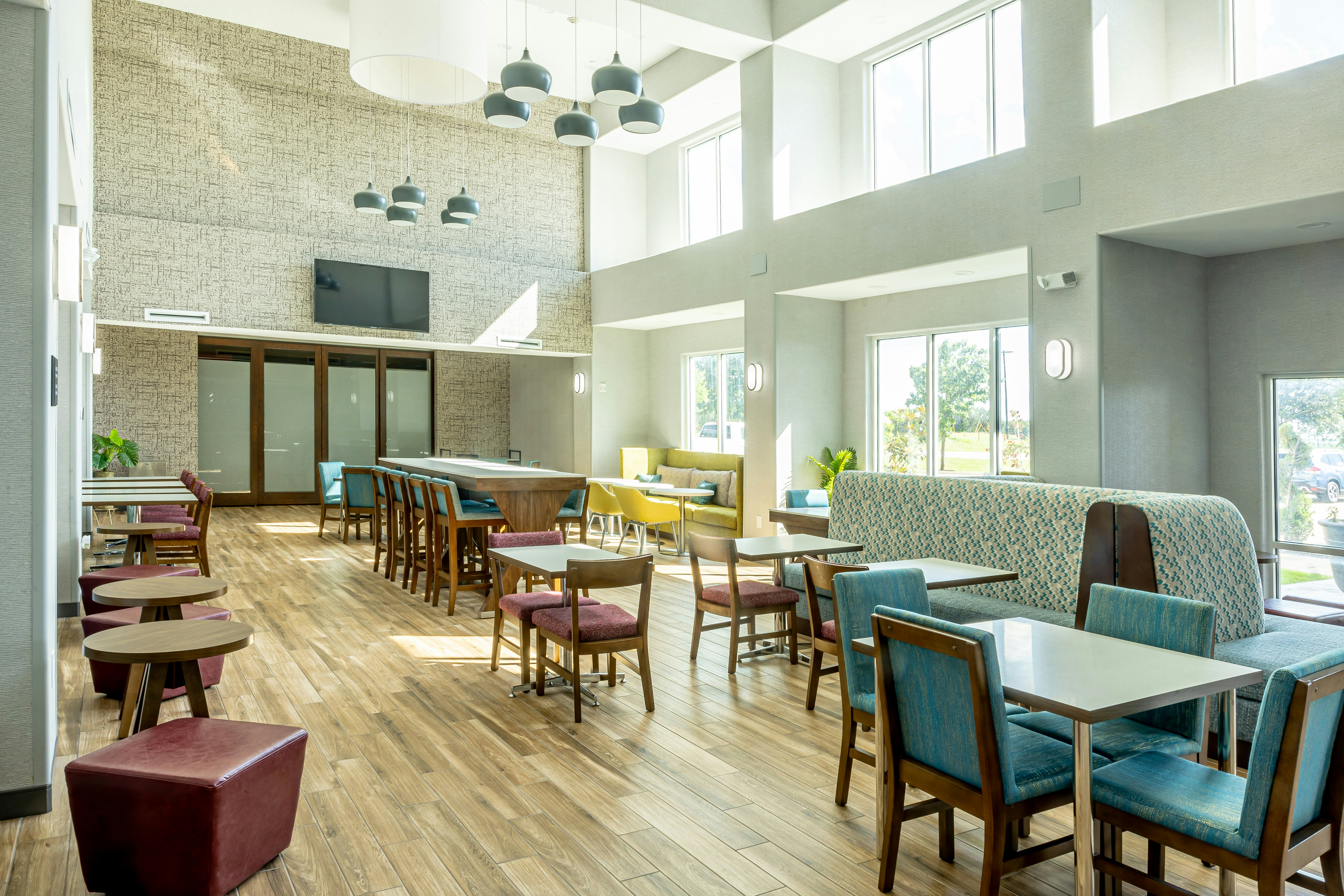 Hampton Inn and Suites Cleburne 56/78