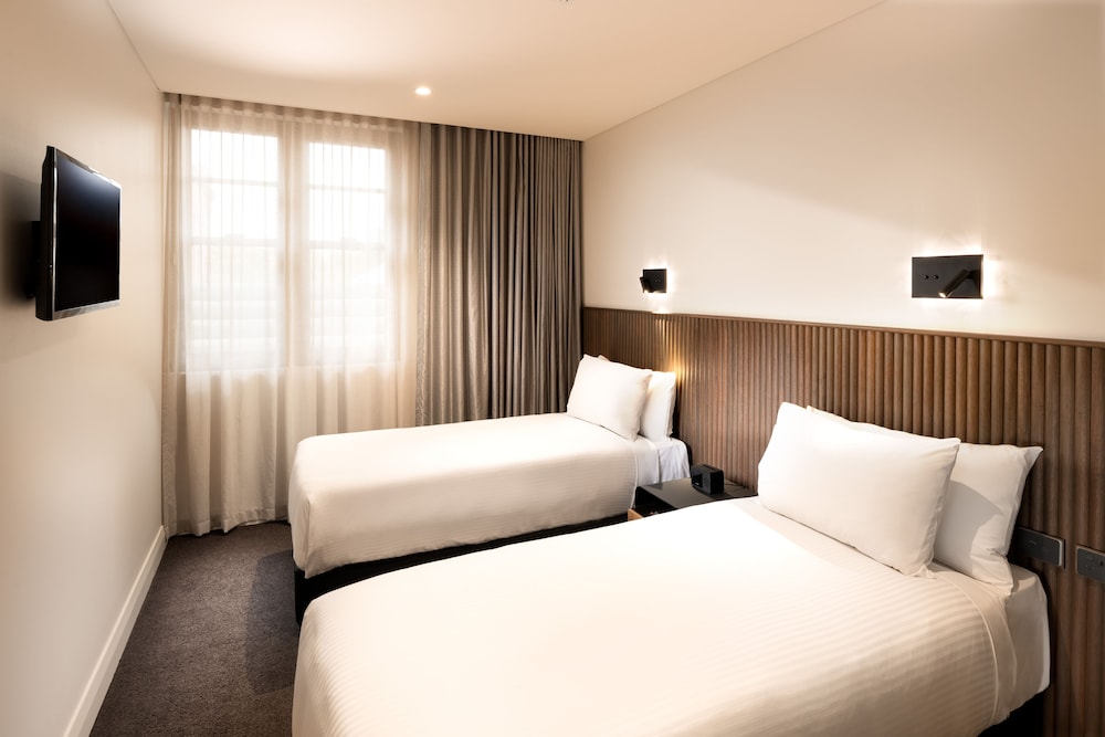 2 BEDROOMS, SUITE