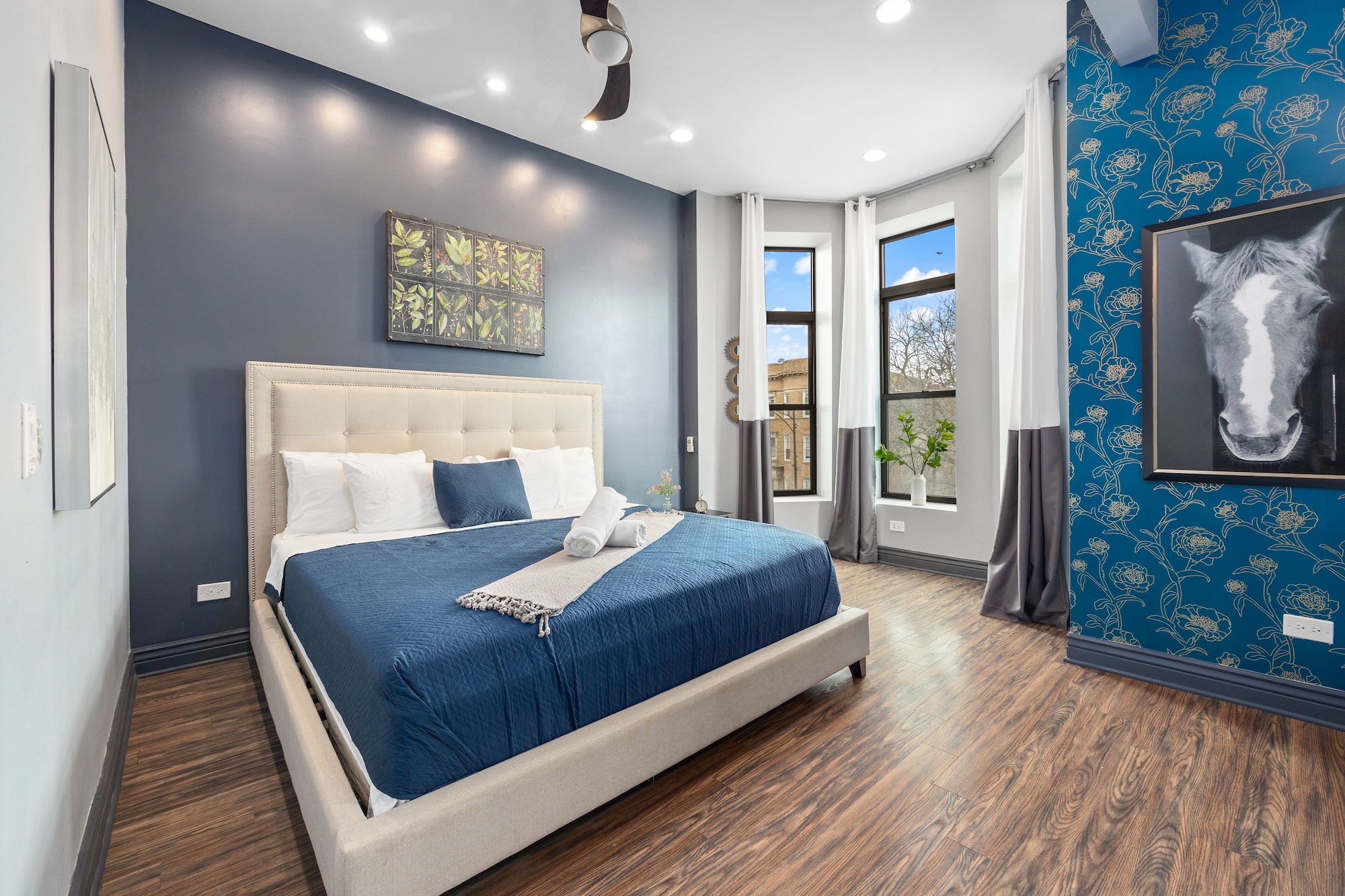 PREMIUM, KING BED, SHARED BATHROOM