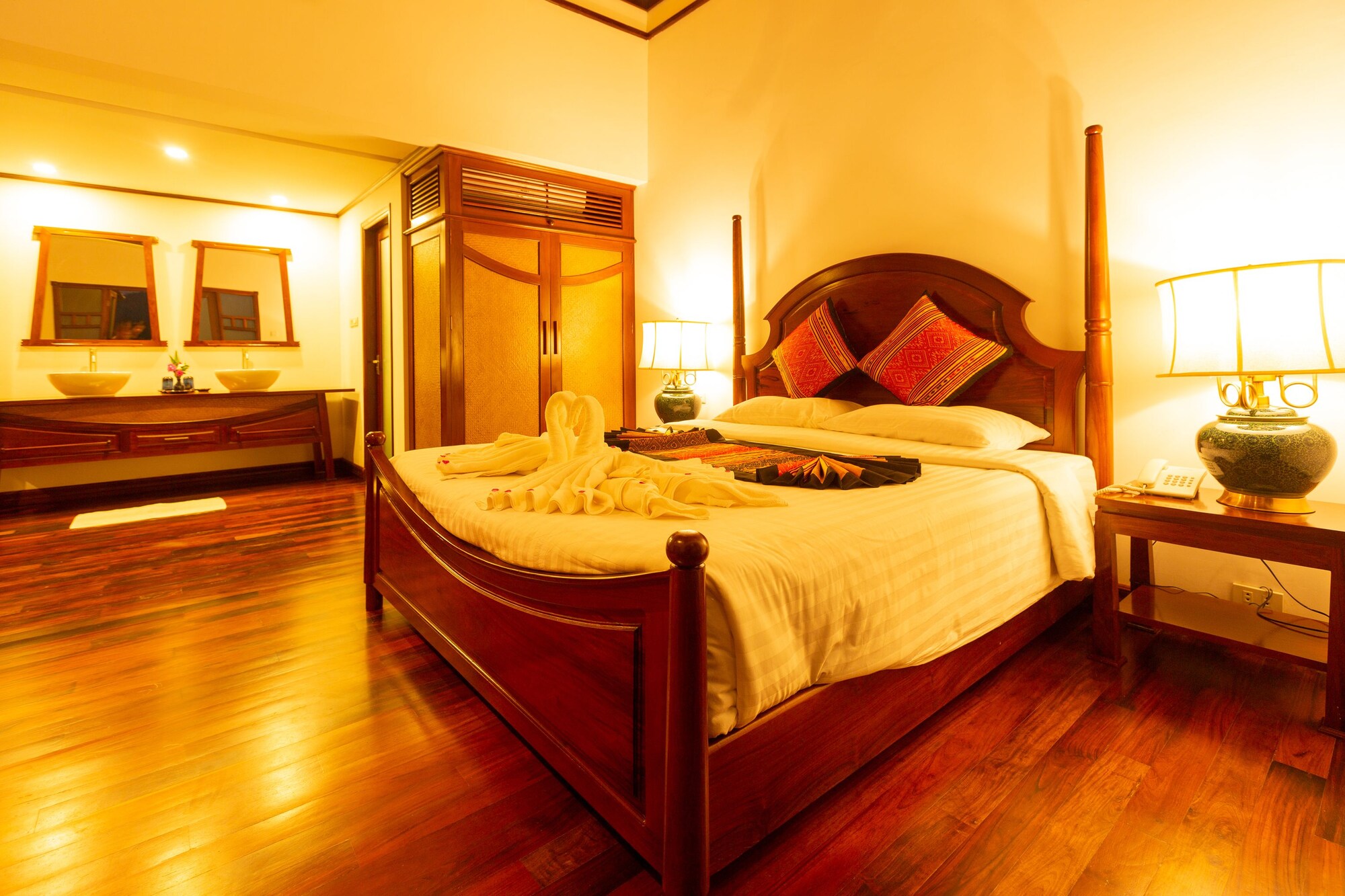 State, Villa, Twin Beds, King Bed